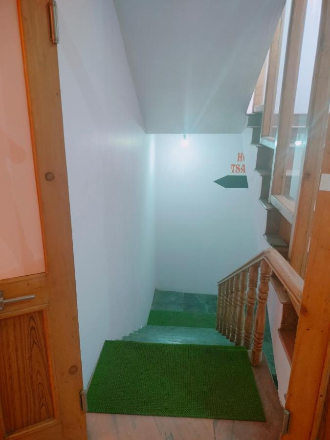 Tsaskan Hotel レー エクステリア 写真