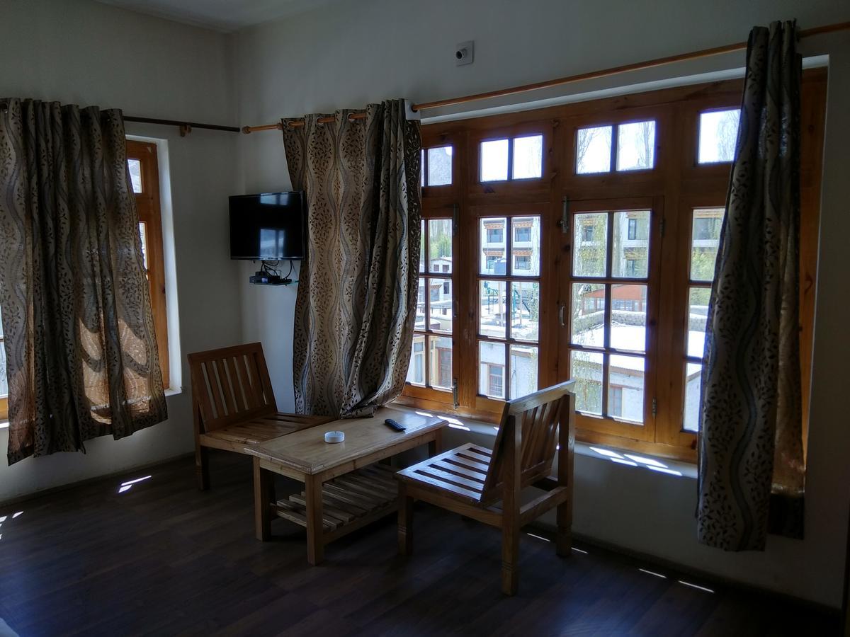 Tsaskan Hotel レー エクステリア 写真