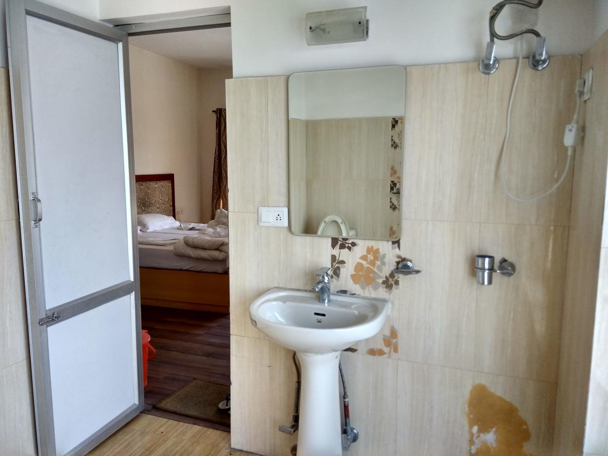 Tsaskan Hotel レー エクステリア 写真