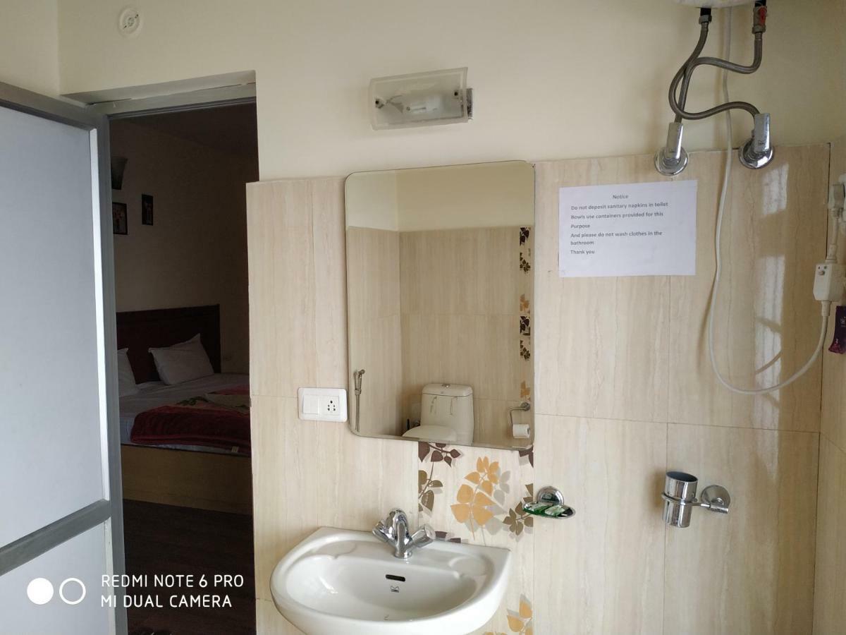 Tsaskan Hotel レー エクステリア 写真