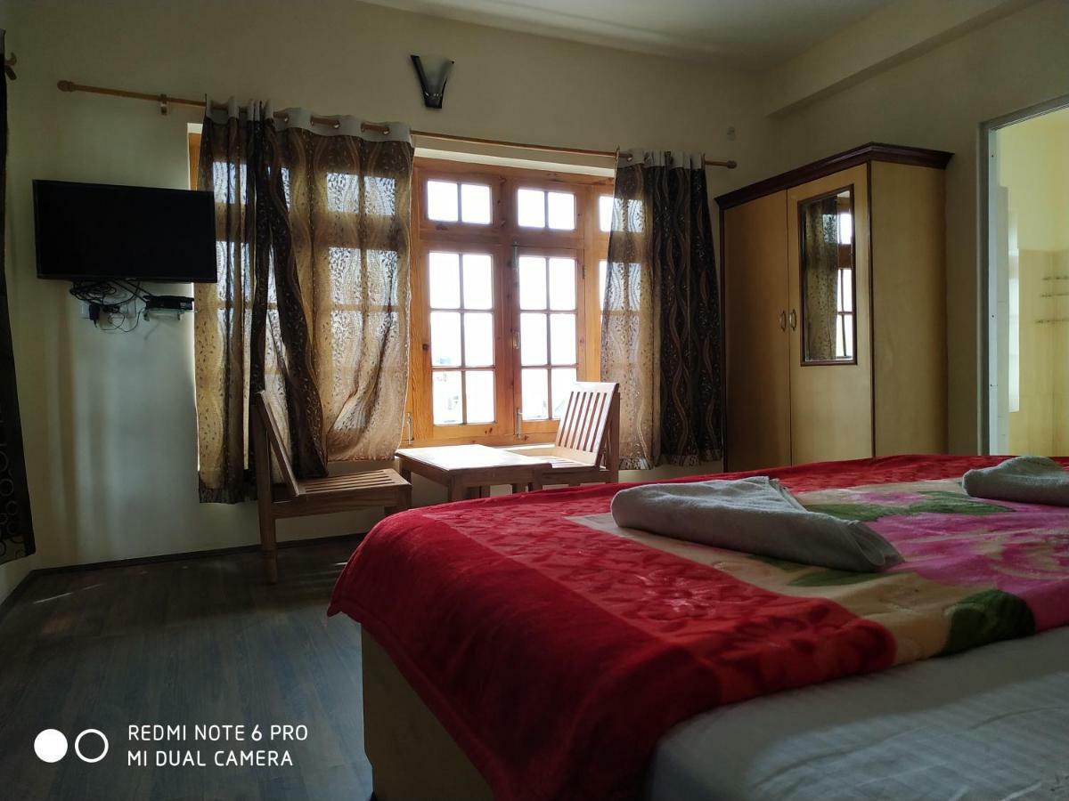 Tsaskan Hotel レー エクステリア 写真